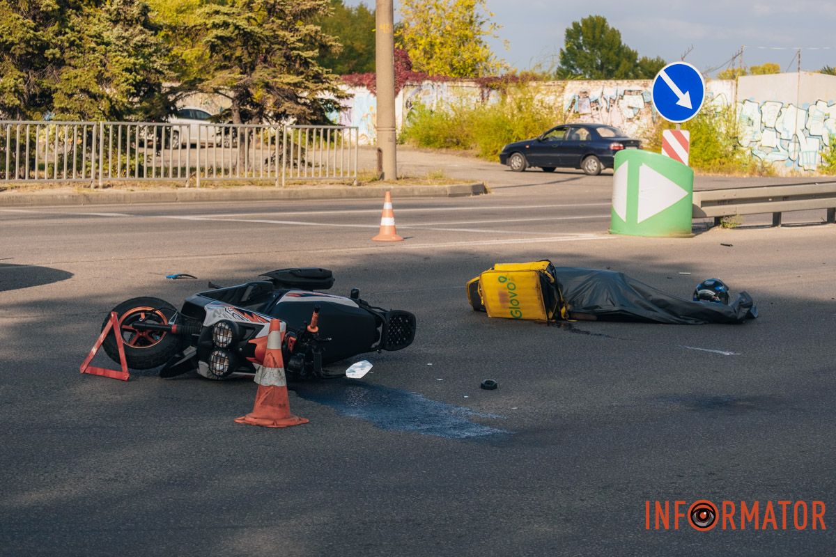 Водій двоколісного злетів з транспорту на дорогу Водій двоколісного злетів з транспорту на дорогу