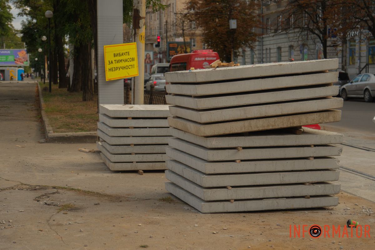 На пересечении улицы Привокзальной и проспекта Дмитрия Яворницкого движение очень интенсивно