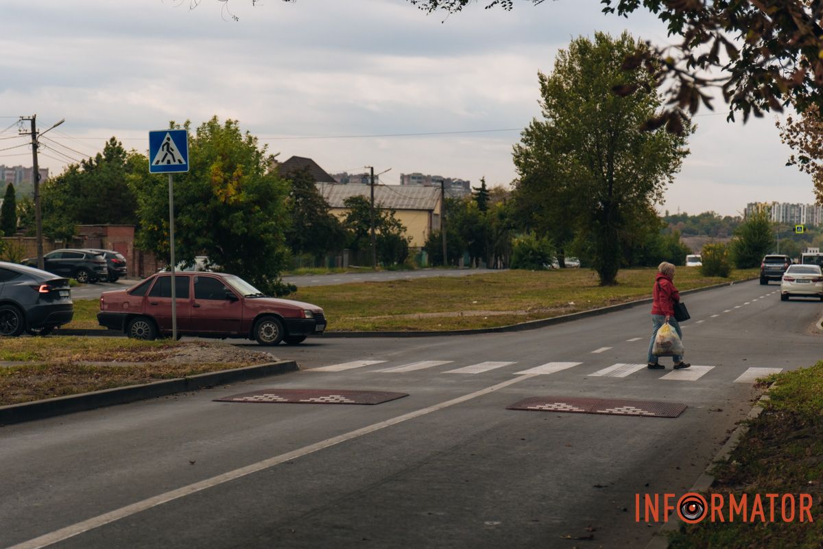 На дорогах Дніпра продовжують облаштовувати “берлінські подушки” На дорогах Дніпра продовжують облаштовувати “берлінські подушки”