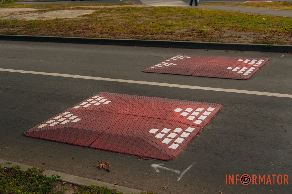 Вони обіймають не всю ширину проїзної частини, тому велосипедисти можуть вільно їх об’їжджати Вони обіймають не всю ширину проїзної частини, тому велосипедисти можуть вільно їх об’їжджати