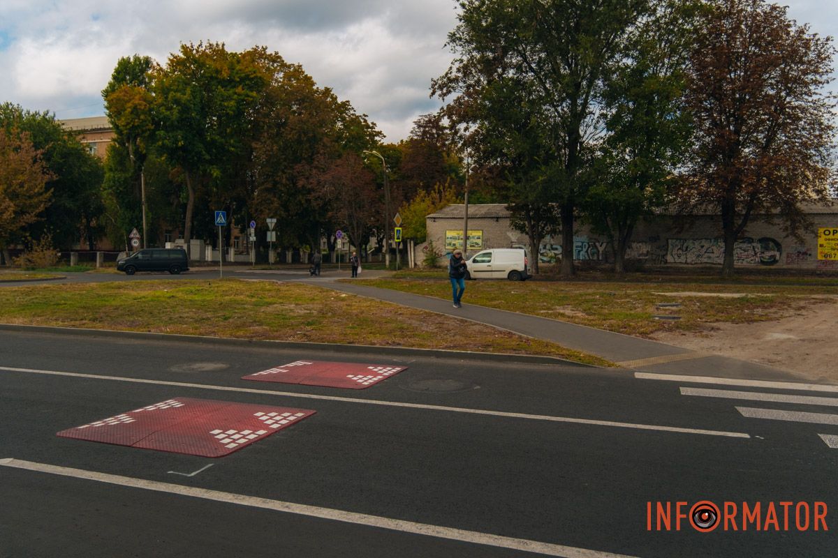 Біля перехрестя вулиці Ніла Армстронга та вулиці Героїв Рятувальників розташований ліцей №28 Біля перехрестя вулиці Ніла Армстронга та вулиці Героїв Рятувальників розташований ліцей №28