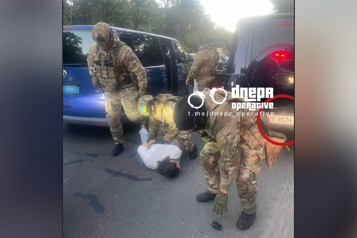 В Киеве мужчина на «гелике» с днепровскими номерами избил велосипедиста до потери сознания и бросил тело на дороге: водитель получил домашний арест