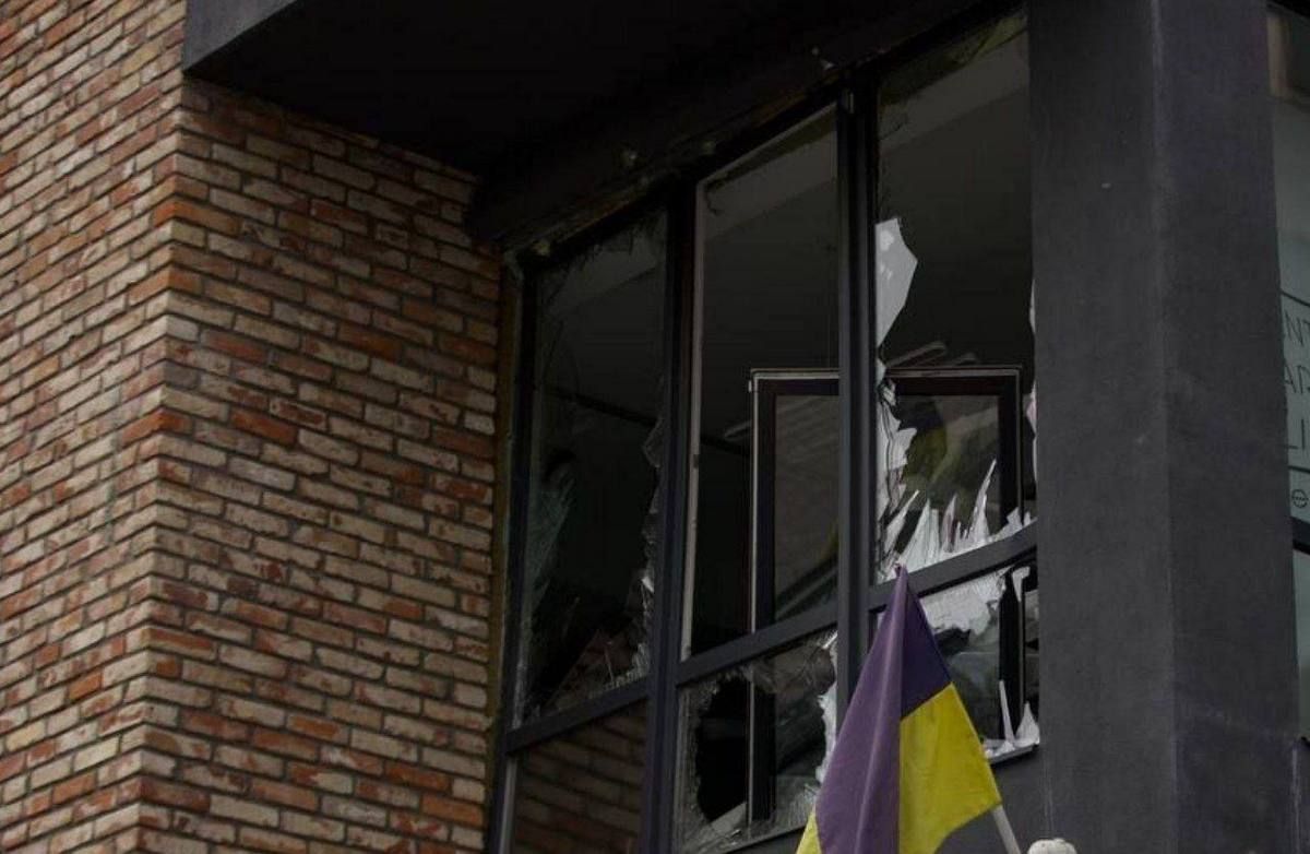 Спочатку повідомляли про 12 постраждалих Був у важкому стані: через ворожу атаку у Дніпрі загинув чоловік, з'явилися фото з місця удару 2