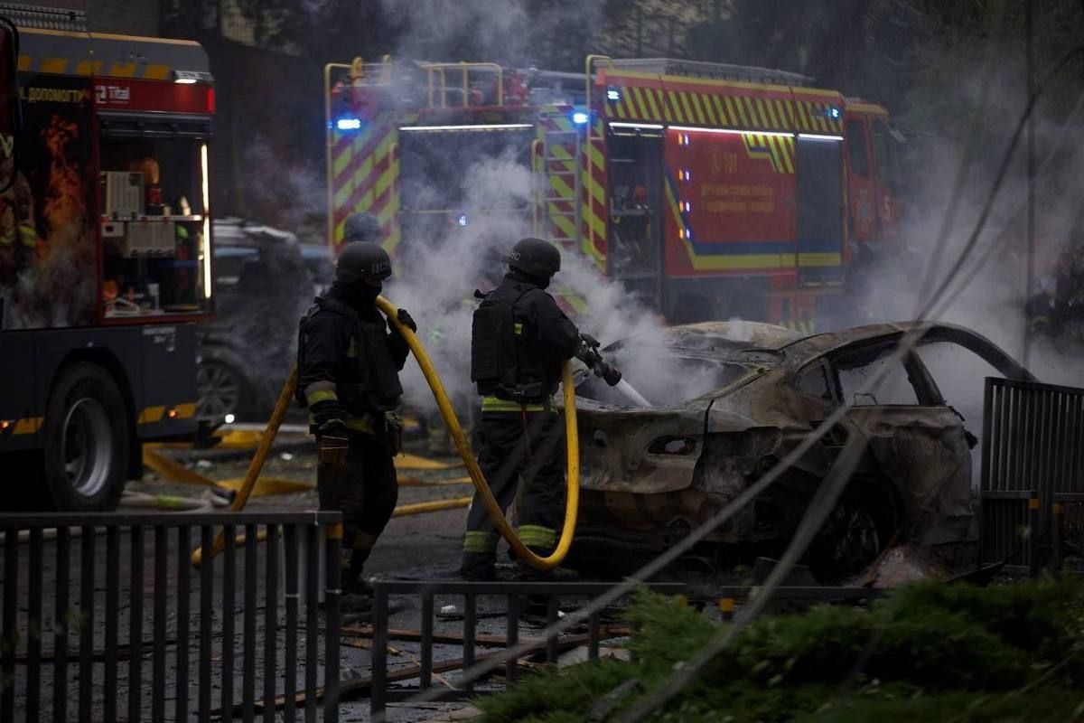 Інші – у лікарнях Був у важкому стані: через ворожу атаку у Дніпрі загинув чоловік, з'явилися фото з місця удару 8