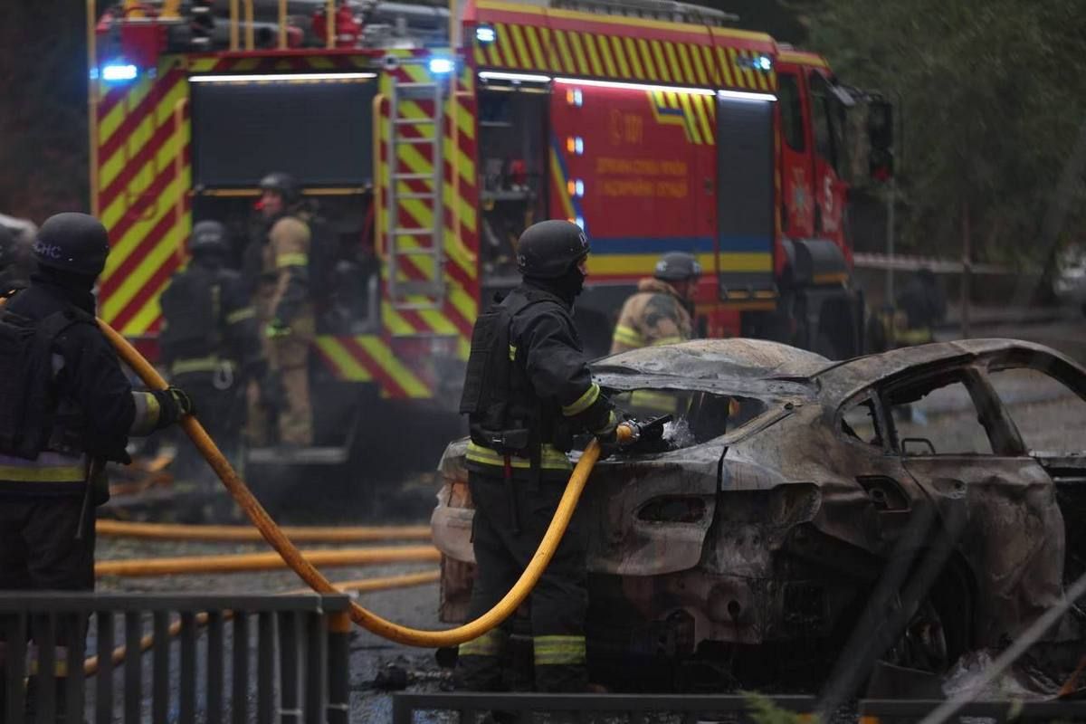Медики працюють на місці Був у важкому стані: через ворожу атаку у Дніпрі загинув чоловік, з'явилися фото з місця удару 5