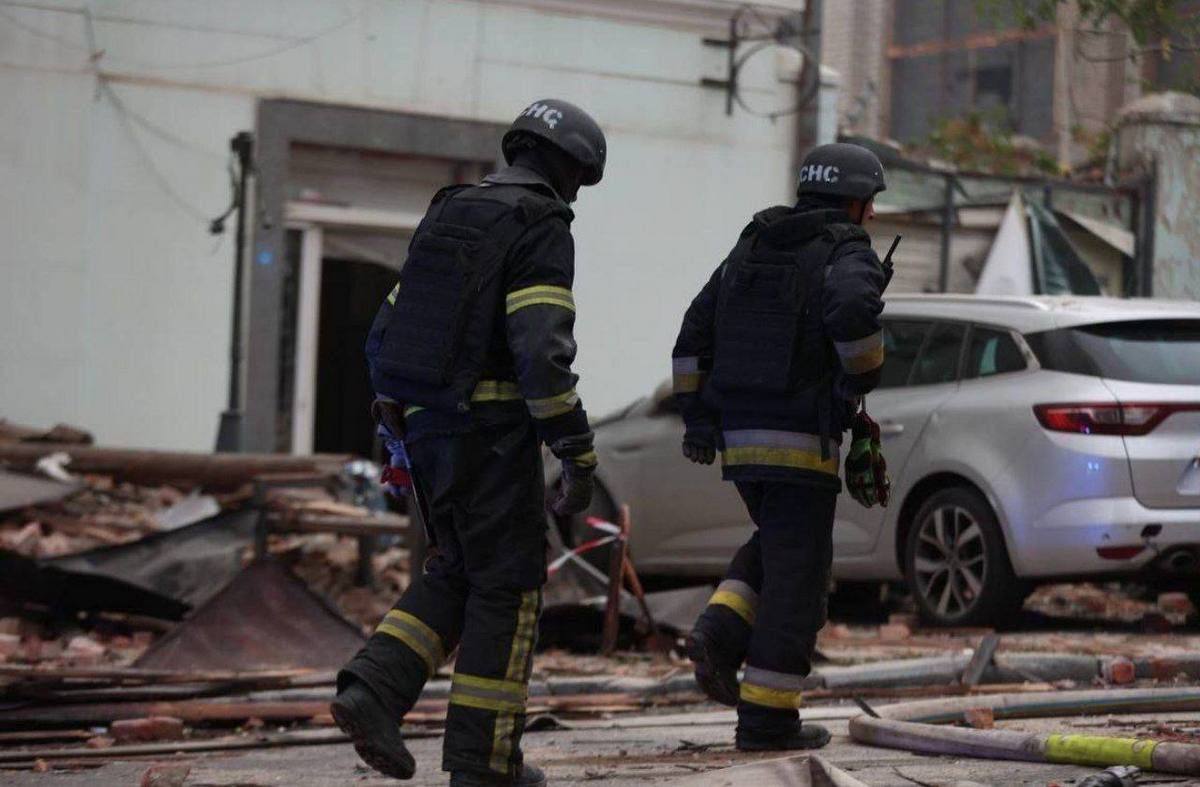 На жаль, врятувати медики його не змогли Був у важкому стані: через ворожу атаку у Дніпрі загинув чоловік, з'явилися фото з місця удару 4