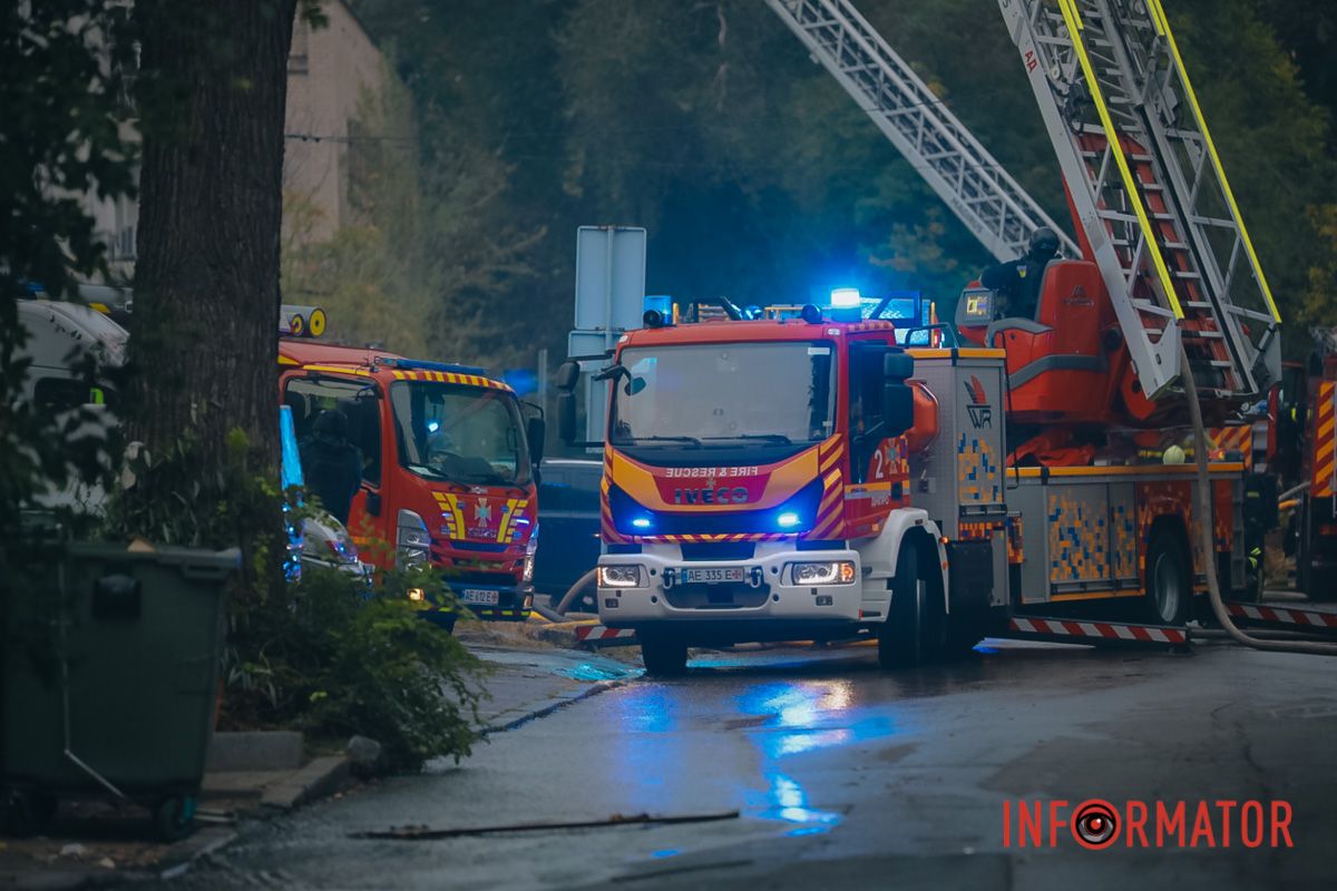 Мер Дніпра Борис Філатов заявив, що вмісті близько сотні розбитих вікон. Росіяни вдарили по офісній будівлі у центрі Дніпра: фоторепортаж Інформатора 18