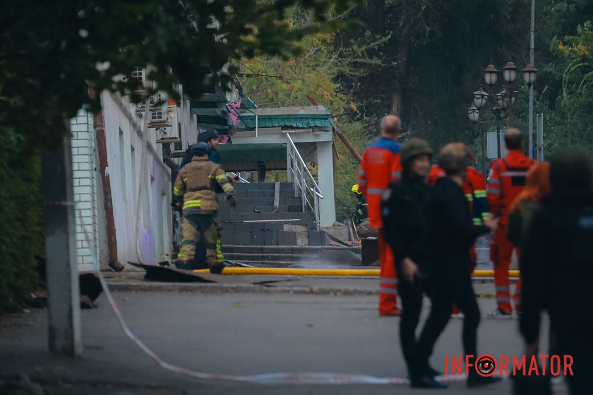 Центр міста пошкоджено від вибуху Росіяни вдарили по офісній будівлі у центрі Дніпра: фоторепортаж Інформатора 21