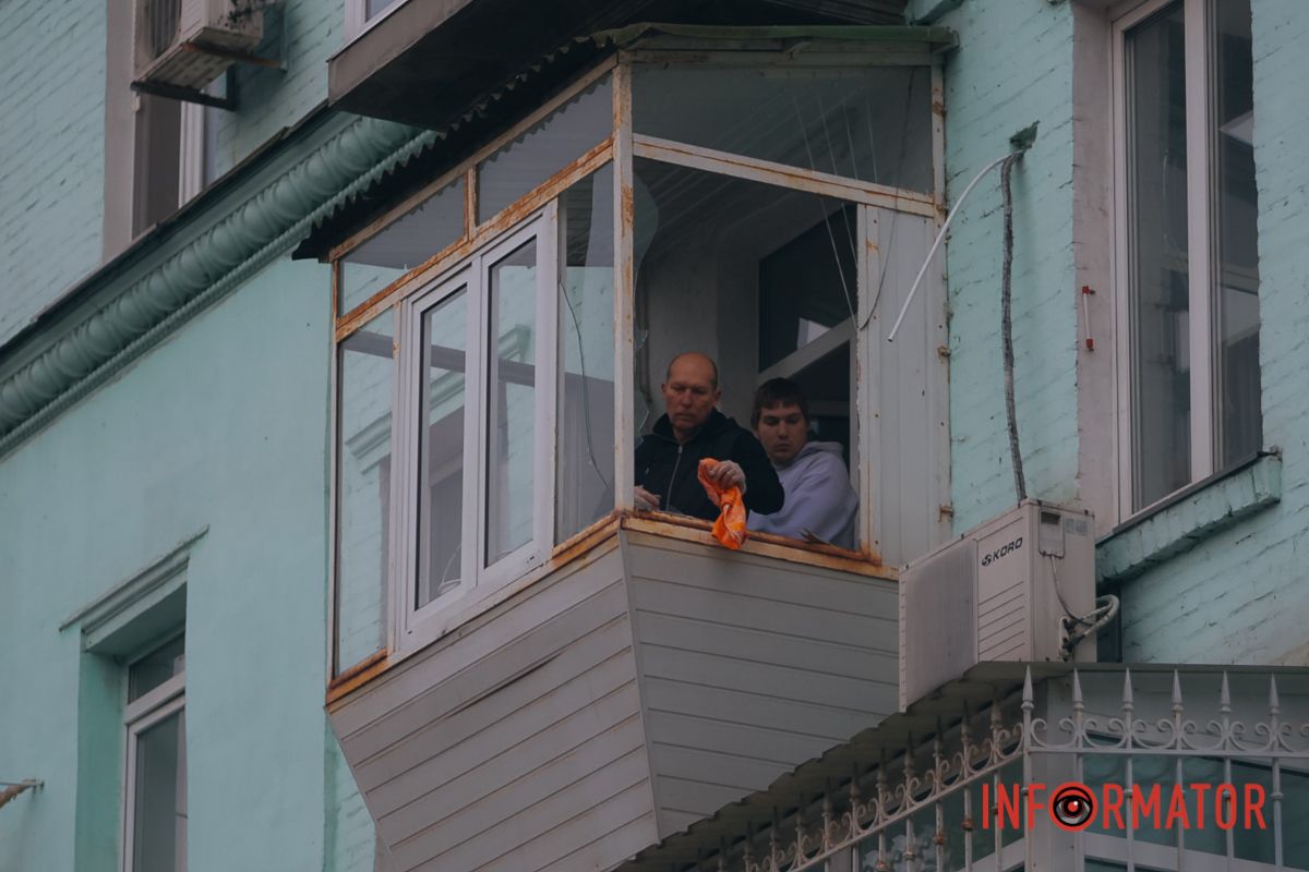 Дніпро оговтується після пережитої атаки Росіяни вдарили по офісній будівлі у центрі Дніпра: фоторепортаж Інформатора 16