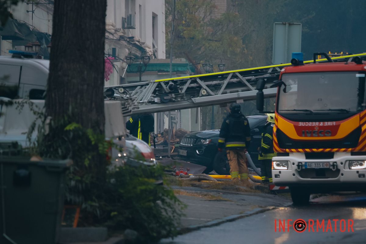 Залучена рятувальнка техніка Росіяни вдарили по офісній будівлі у центрі Дніпра: фоторепортаж Інформатора 19
