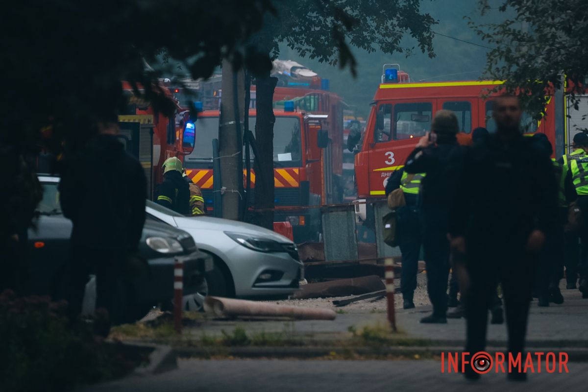 Постраждалі знаходяться в лікарні Росіяни вдарили по офісній будівлі у центрі Дніпра: фоторепортаж Інформатора 20