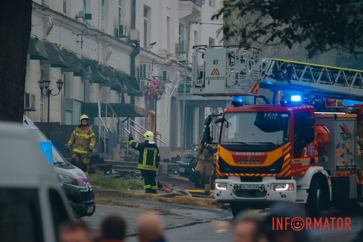 Пошкоджена офісна будівля Пошкоджена офісна будівля