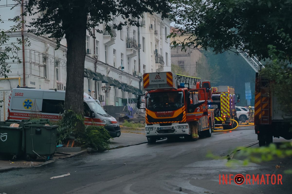 Скільки ще весь світ буде спокійно спостерігати за цим? Росіяни вдарили по офісній будівлі у центрі Дніпра: фоторепортаж Інформатора 25