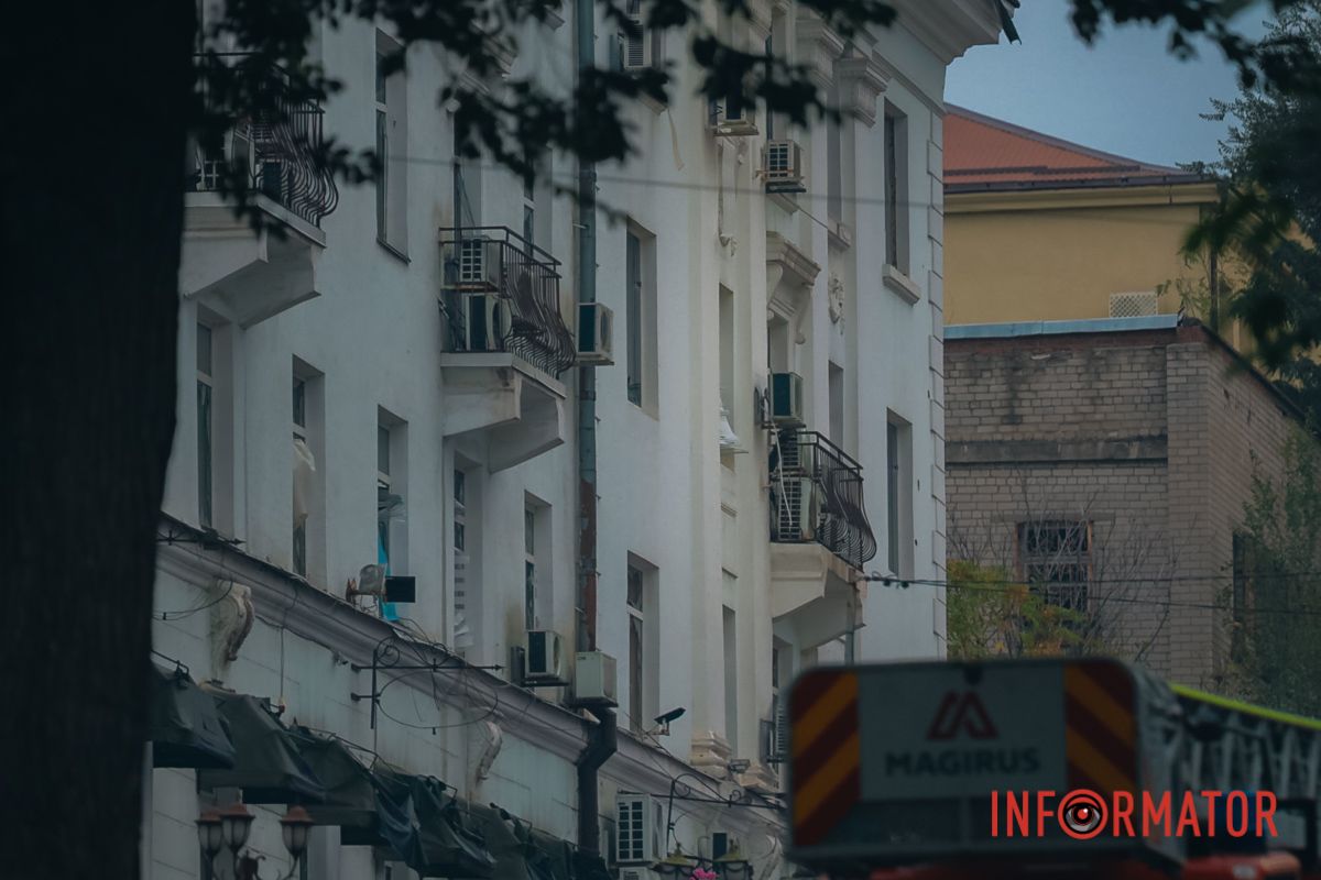 Серед білого дня вдарили дроном по цивільній будівлі Росіяни вдарили по офісній будівлі у центрі Дніпра: фоторепортаж Інформатора 24