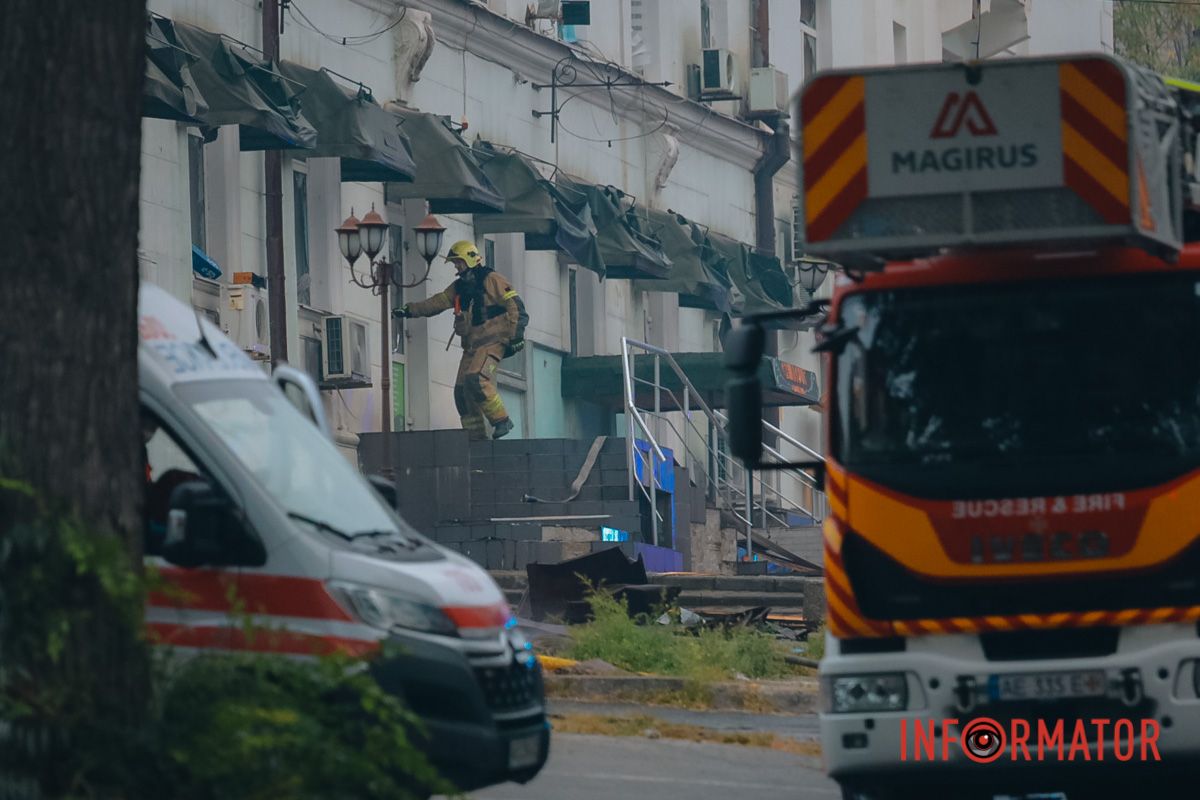 Люди втратили роботу Росіяни вдарили по офісній будівлі у центрі Дніпра: фоторепортаж Інформатора 23