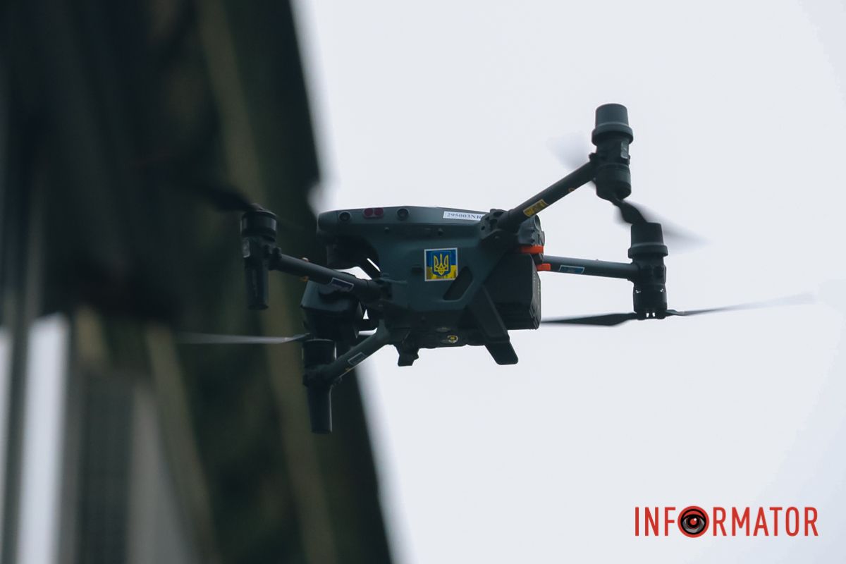 Залучаються дрони для рятувальних робіт Росіяни вдарили по офісній будівлі у центрі Дніпра: фоторепортаж Інформатора 22