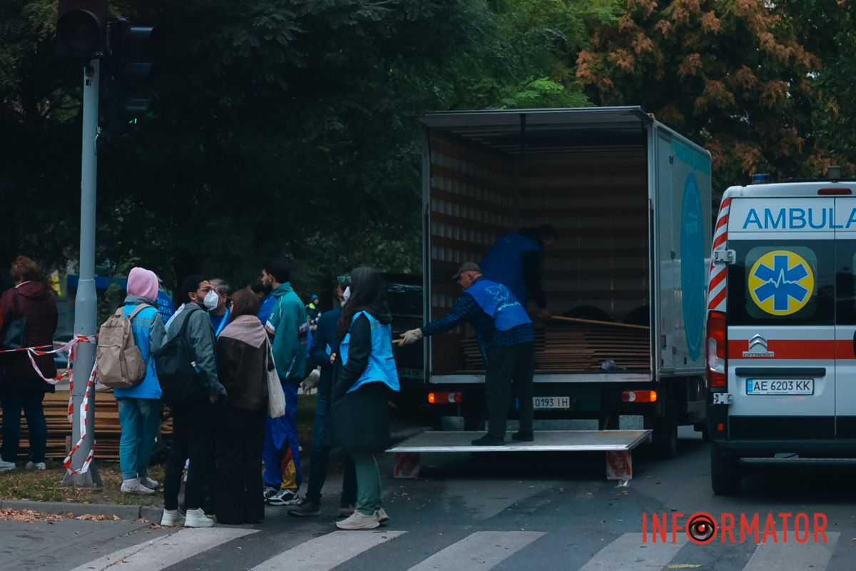 Постраждалим надається допомога Росіяни вдарили по офісній будівлі у центрі Дніпра: фоторепортаж Інформатора 28