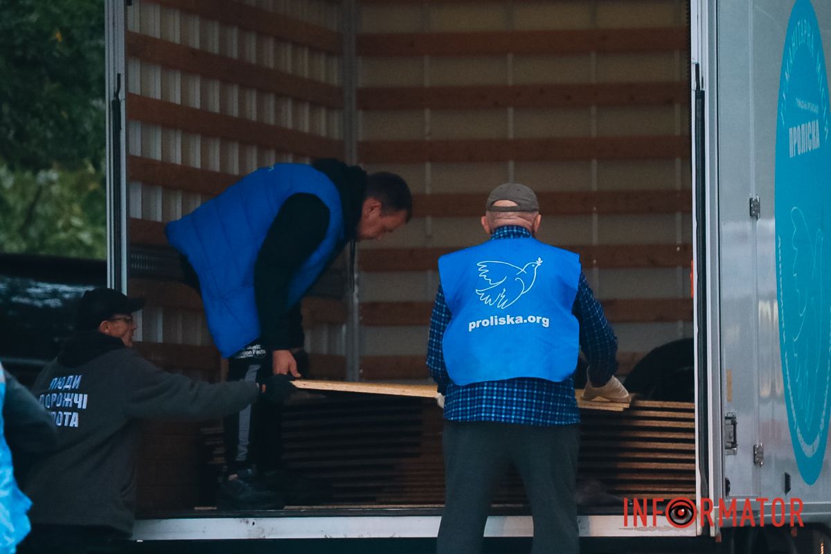 Залучені волонтери Росіяни вдарили по офісній будівлі у центрі Дніпра: фоторепортаж Інформатора 27