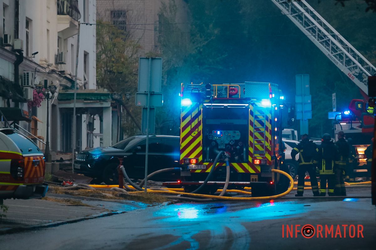 Комунальні служби займуться очищенням доріг від уламків Росіяни вдарили по офісній будівлі у центрі Дніпра: фоторепортаж Інформатора 34