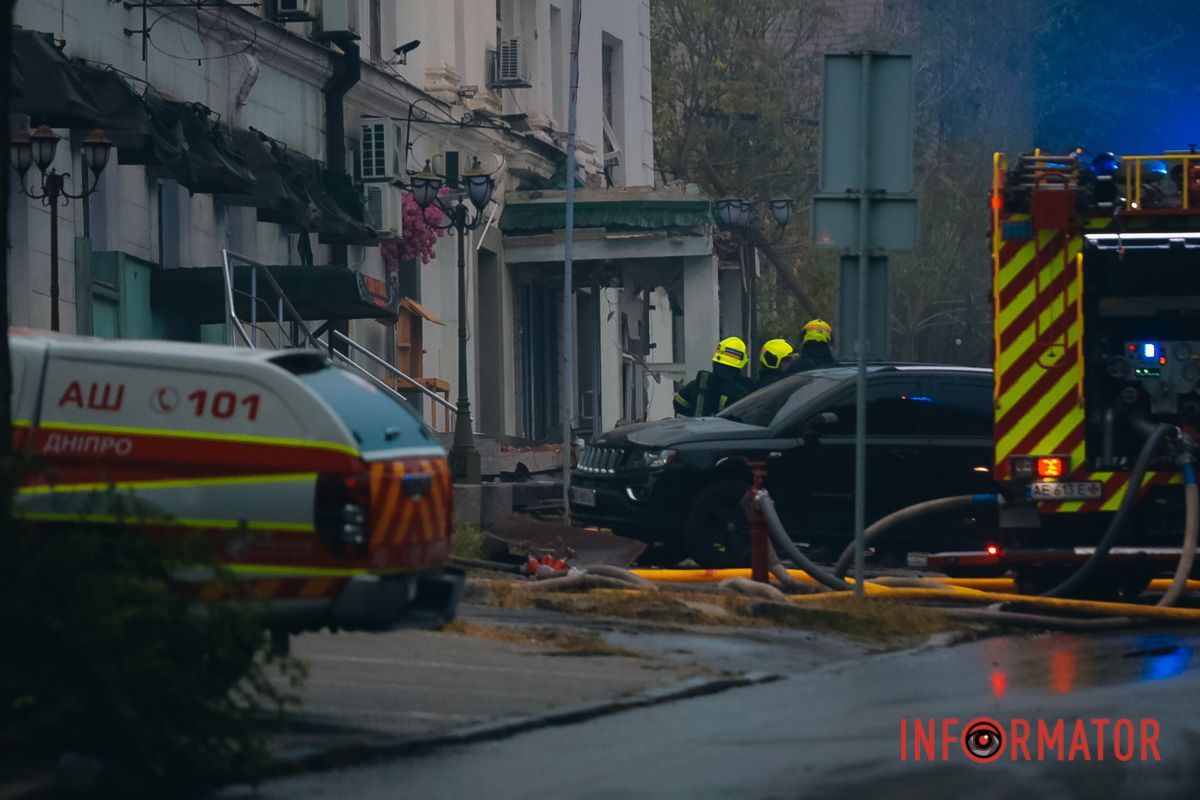 Зайнялися п'ять автомобілів Росіяни вдарили по офісній будівлі у центрі Дніпра: фоторепортаж Інформатора 31
