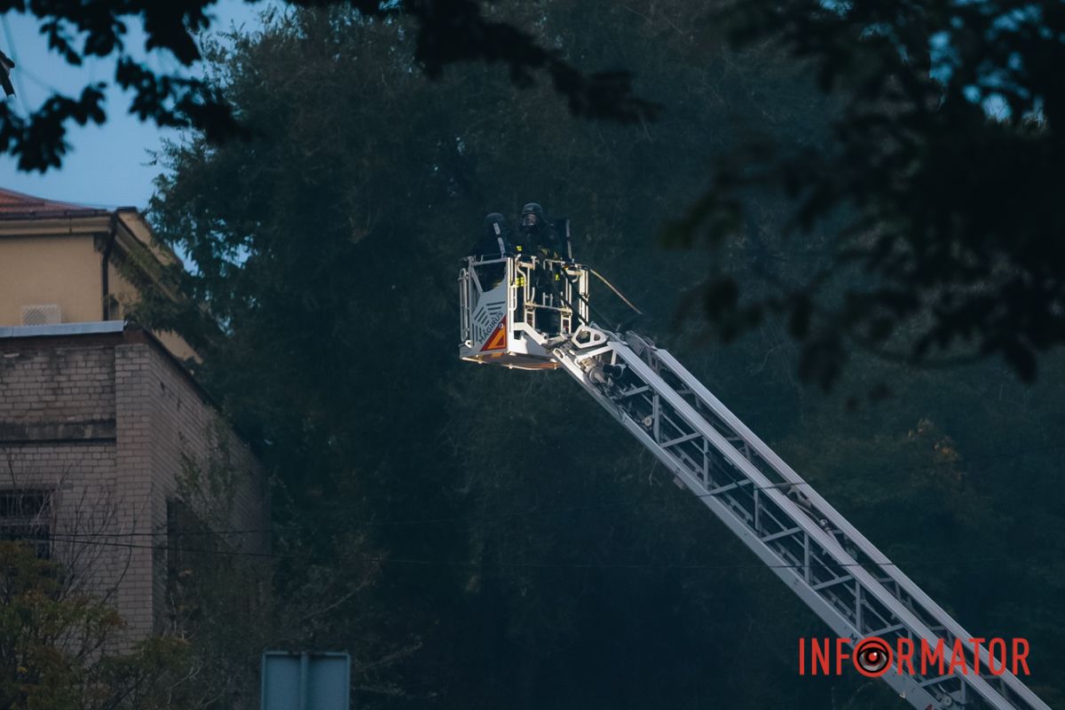 Рятувальник на драбини Росіяни вдарили по офісній будівлі у центрі Дніпра: фоторепортаж Інформатора 36