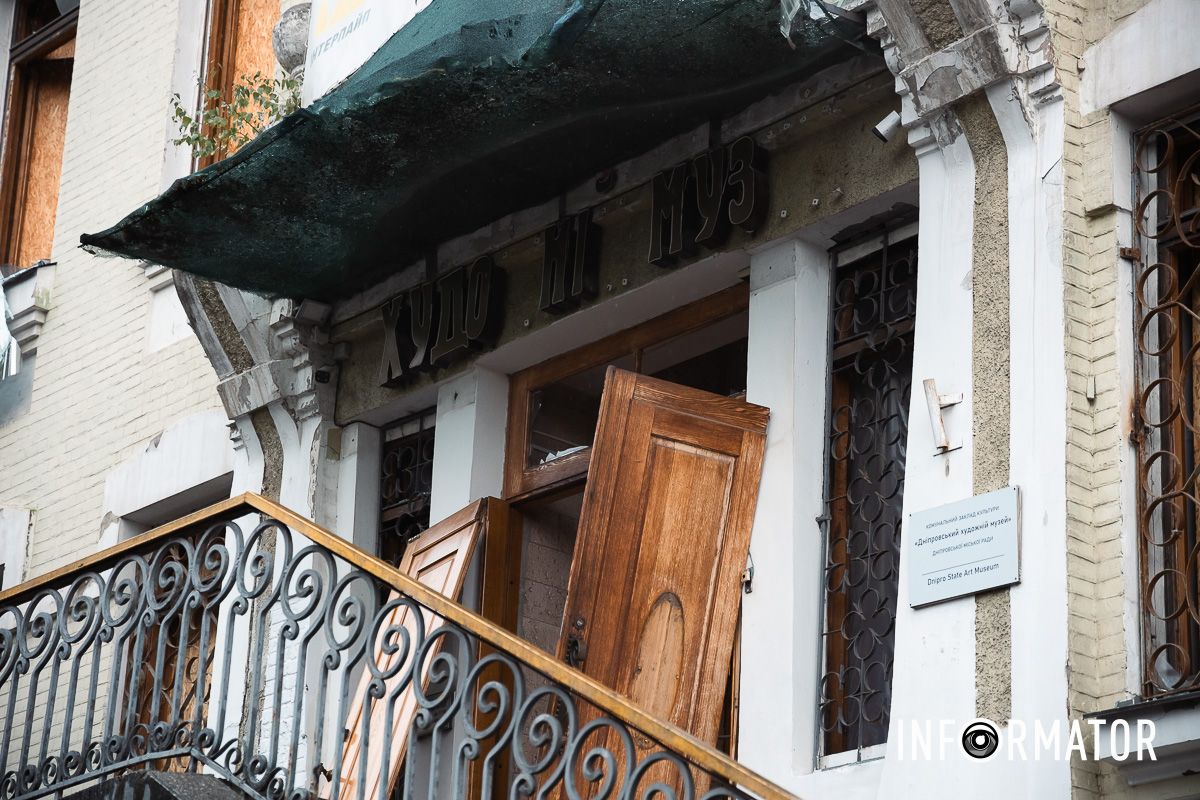 Пошкоджена будівля музею Пошкоджена будівля музею