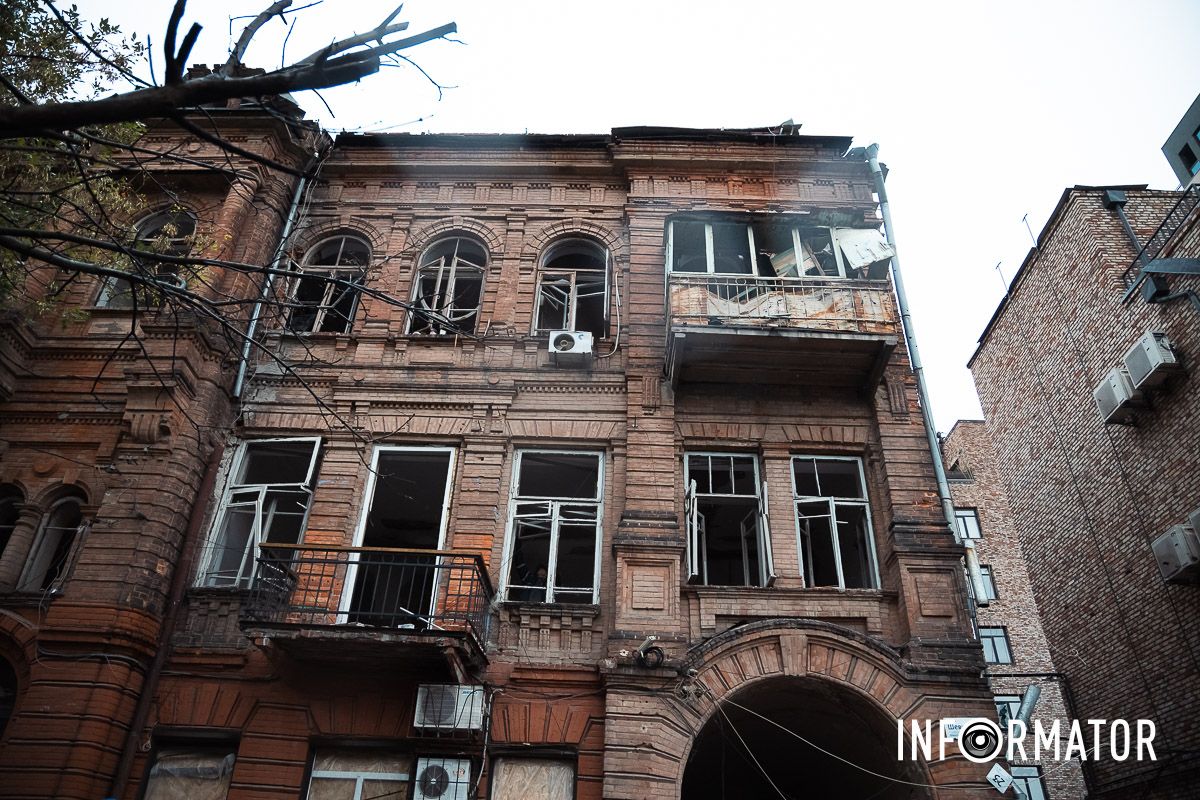 Сотні вибитих вікон Сотні вибитих вікон