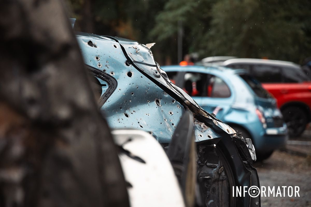 Уламками посікло машину Уламками посікло машину