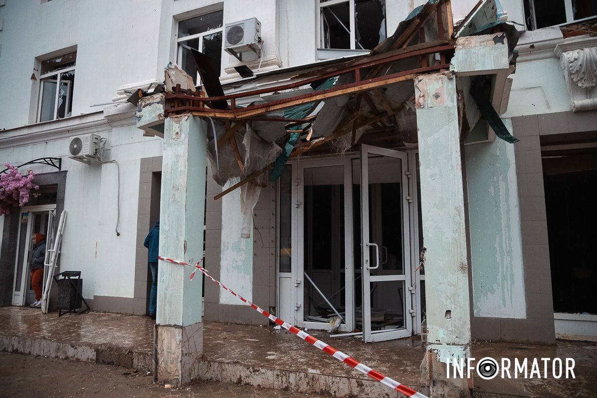 Сигнальна стрічка поряд з домом Сигнальна стрічка поряд з домом