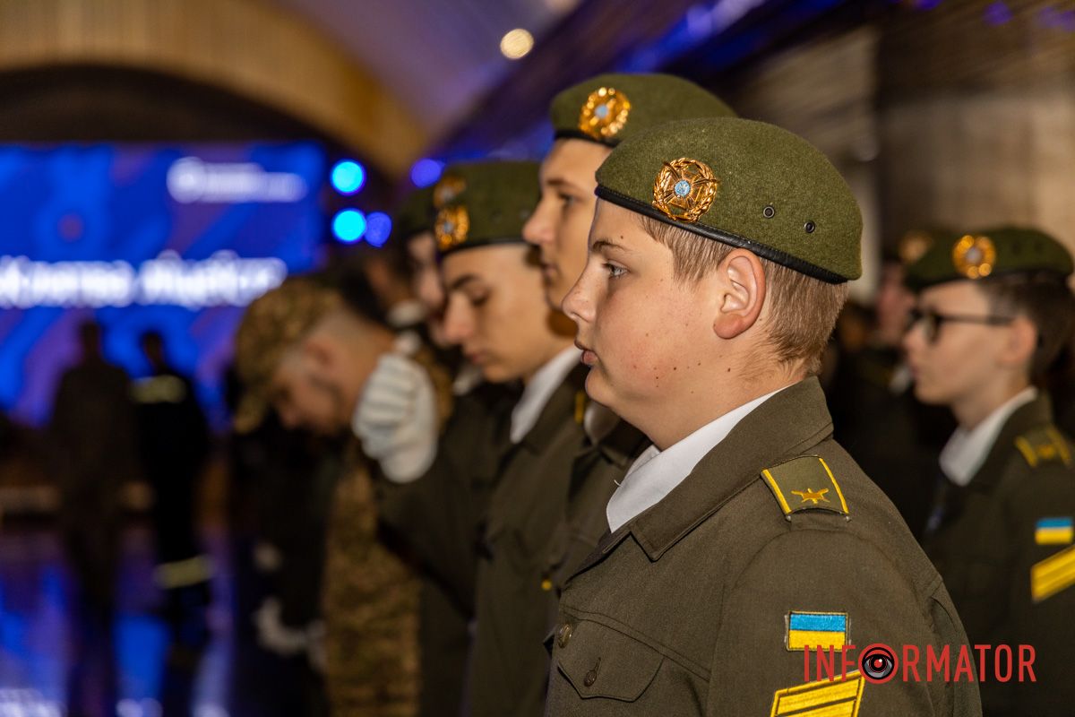 У середу, 1 жовтня, на станції метро «Вокзальна» у Дніпрі пройшли урочистості до Дня захисників і захисниць України Клятва ліцеїстів і показовий виступ: як у Дніпрі відзначили День захисників і захисниць на «Вокзальній» 1