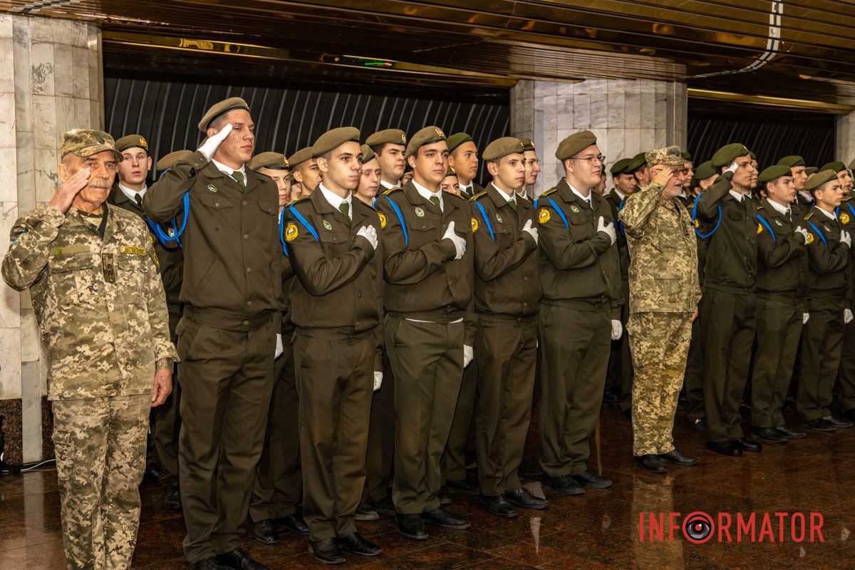 Атмосфера заходу була сповнена патріотизму, вдячності та віри у Перемогу Клятва ліцеїстів і показовий виступ: як у Дніпрі відзначили День захисників і захисниць на «Вокзальній» 8