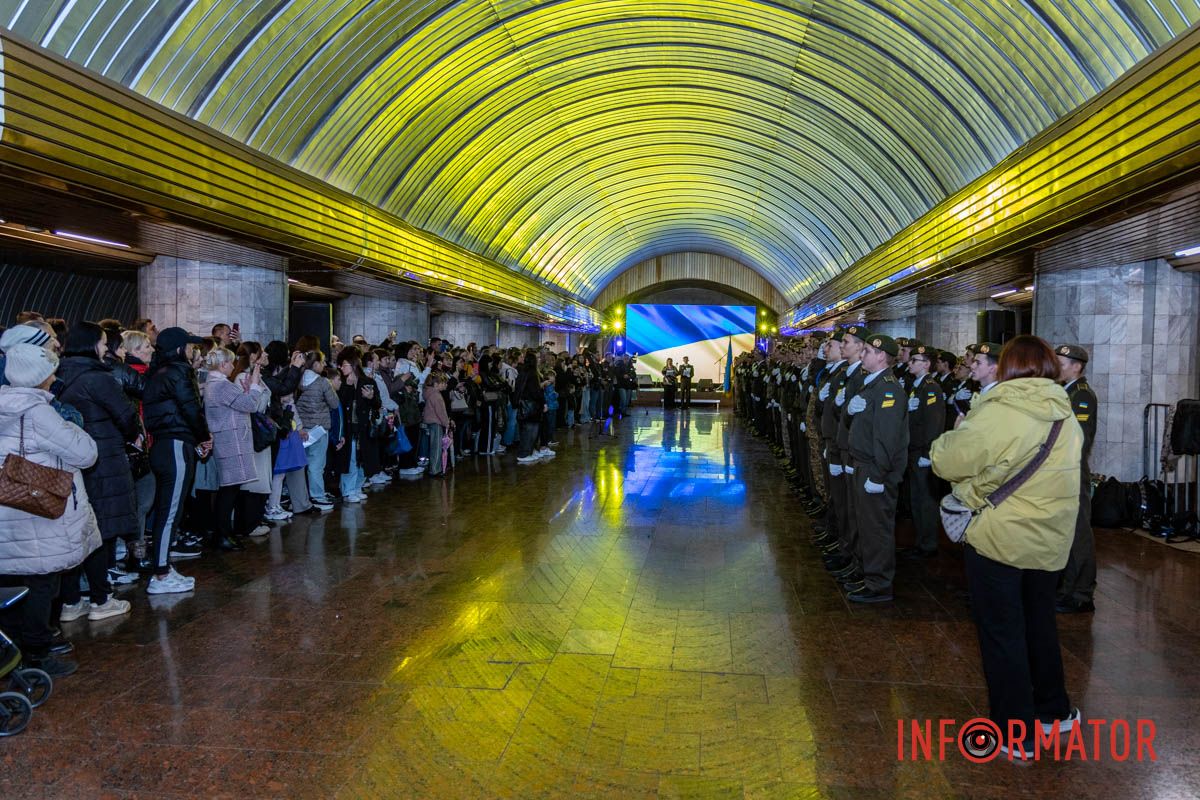 Ліцеїсти складають Клятву Клятва ліцеїстів і показовий виступ: як у Дніпрі відзначили День захисників і захисниць на «Вокзальній» 10