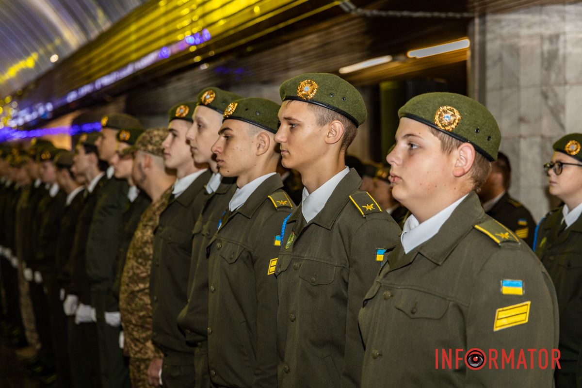 Погляди, сповнені гордості Клятва ліцеїстів і показовий виступ: як у Дніпрі відзначили День захисників і захисниць на «Вокзальній» 12