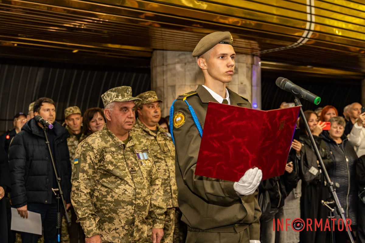 Молодь обіцяє служити Україні Клятва ліцеїстів і показовий виступ: як у Дніпрі відзначили День захисників і захисниць на «Вокзальній» 15