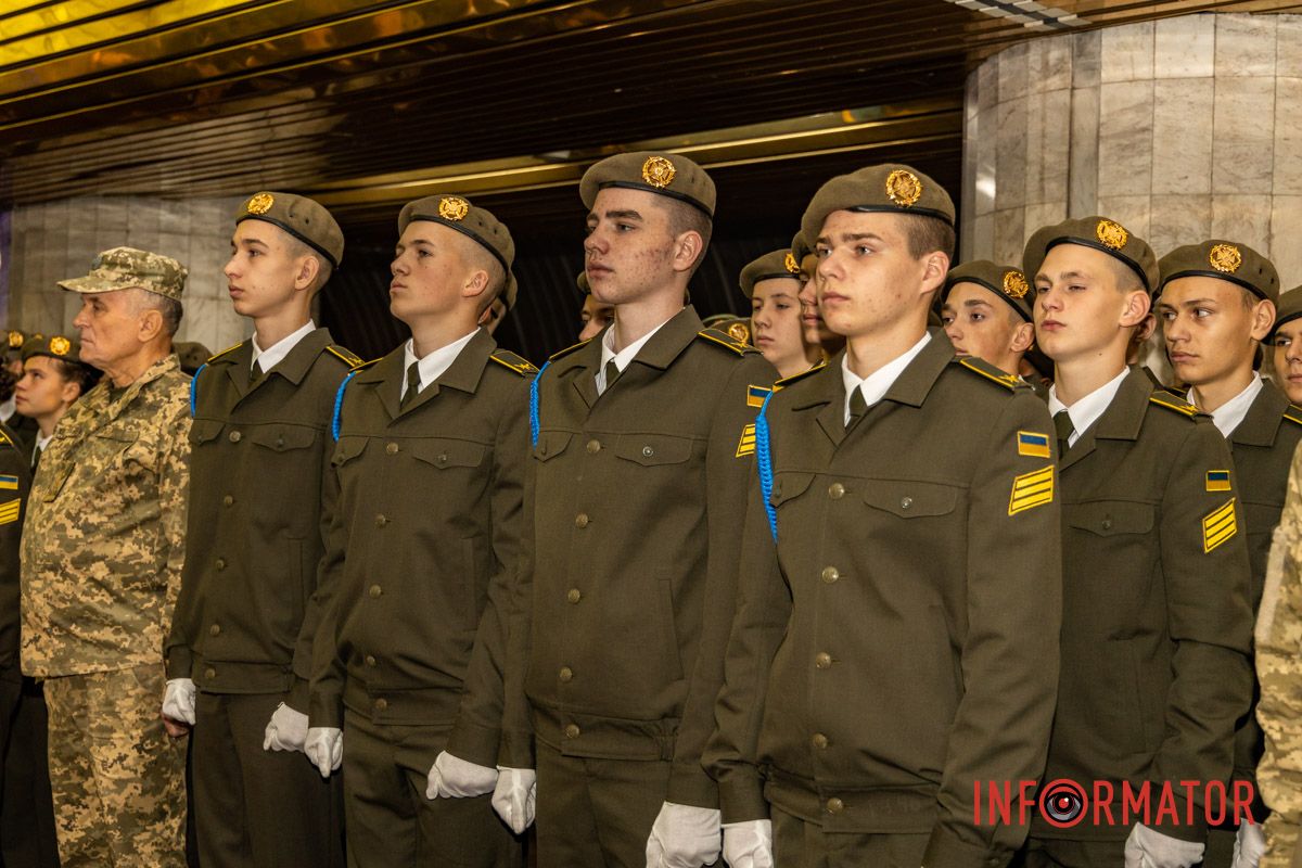 В очах — рішучість Клятва ліцеїстів і показовий виступ: як у Дніпрі відзначили День захисників і захисниць на «Вокзальній» 16