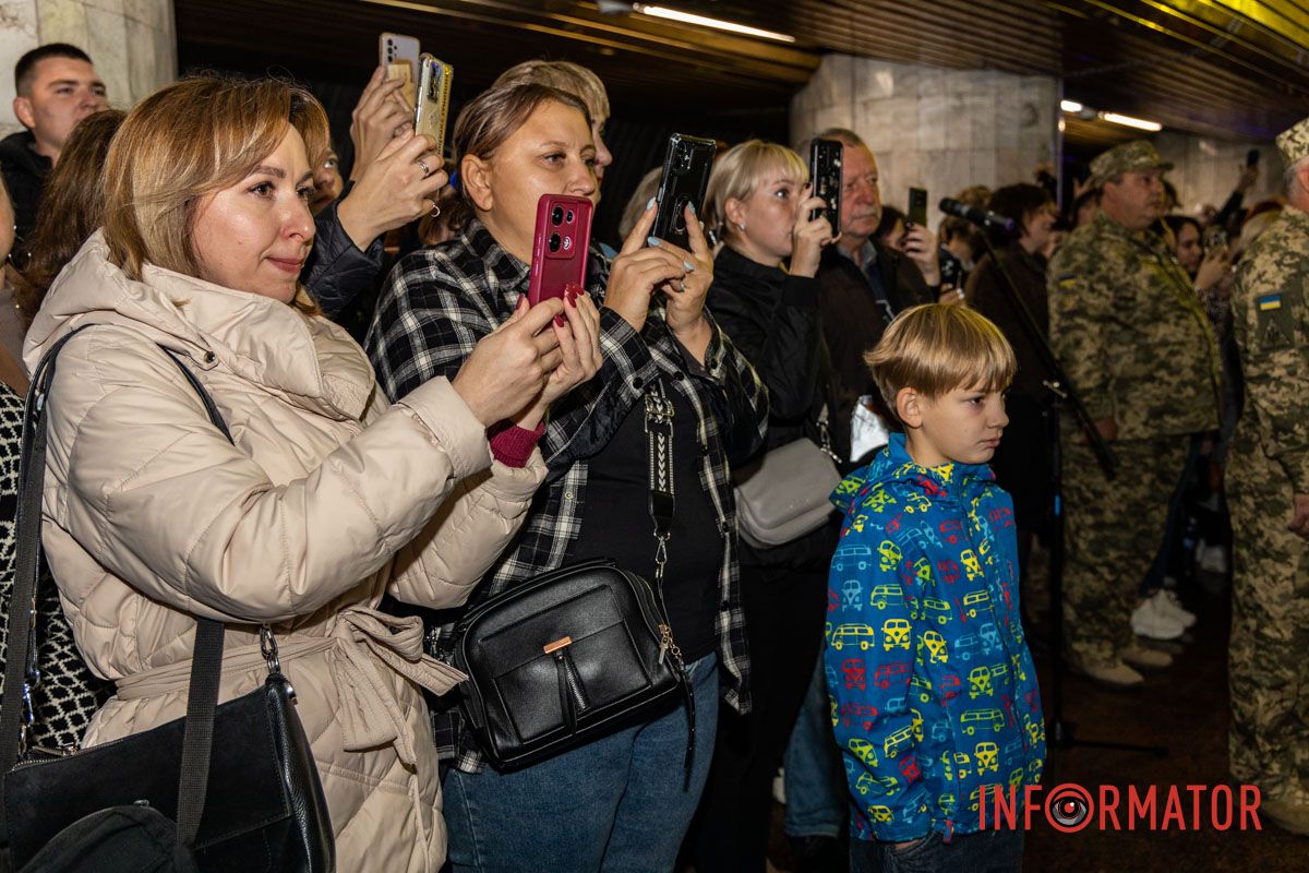 Глядачі аплодують Клятва ліцеїстів і показовий виступ: як у Дніпрі відзначили День захисників і захисниць на «Вокзальній» 19