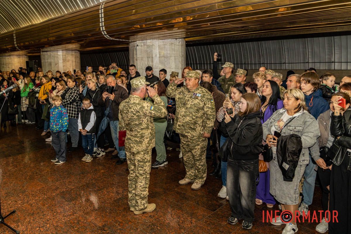 Погляди, повні віри Клятва ліцеїстів і показовий виступ: як у Дніпрі відзначили День захисників і захисниць на «Вокзальній» 21
