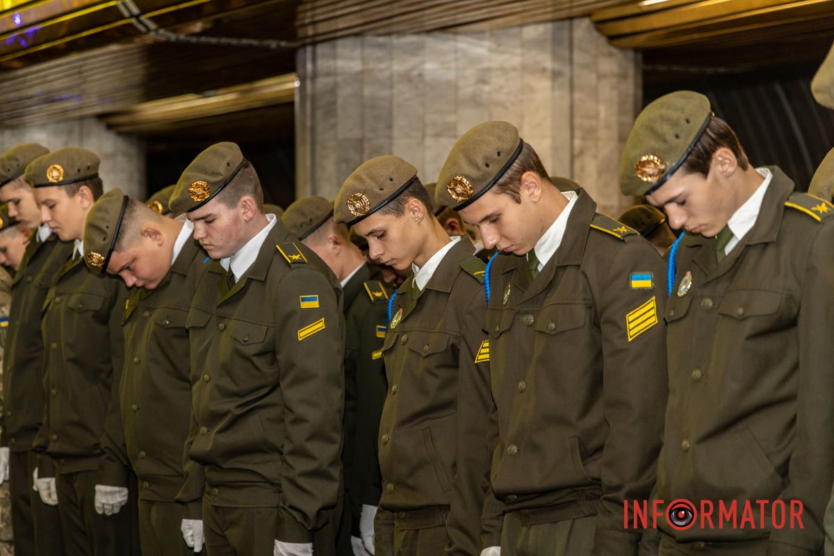 Хвилина мовчання Клятва ліцеїстів і показовий виступ: як у Дніпрі відзначили День захисників і захисниць на «Вокзальній» 26