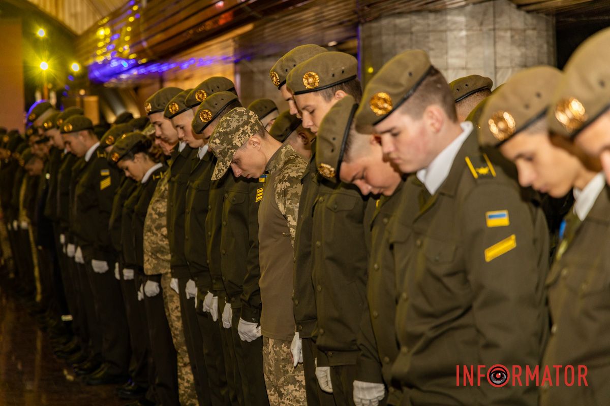 Вшанування полеглих Клятва ліцеїстів і показовий виступ: як у Дніпрі відзначили День захисників і захисниць на «Вокзальній» 27