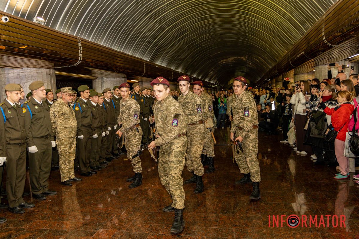 Глядачі побачили елементи стройової та військово-фізичної підготовки Клятва ліцеїстів і показовий виступ: як у Дніпрі відзначили День захисників і захисниць на «Вокзальній» 29