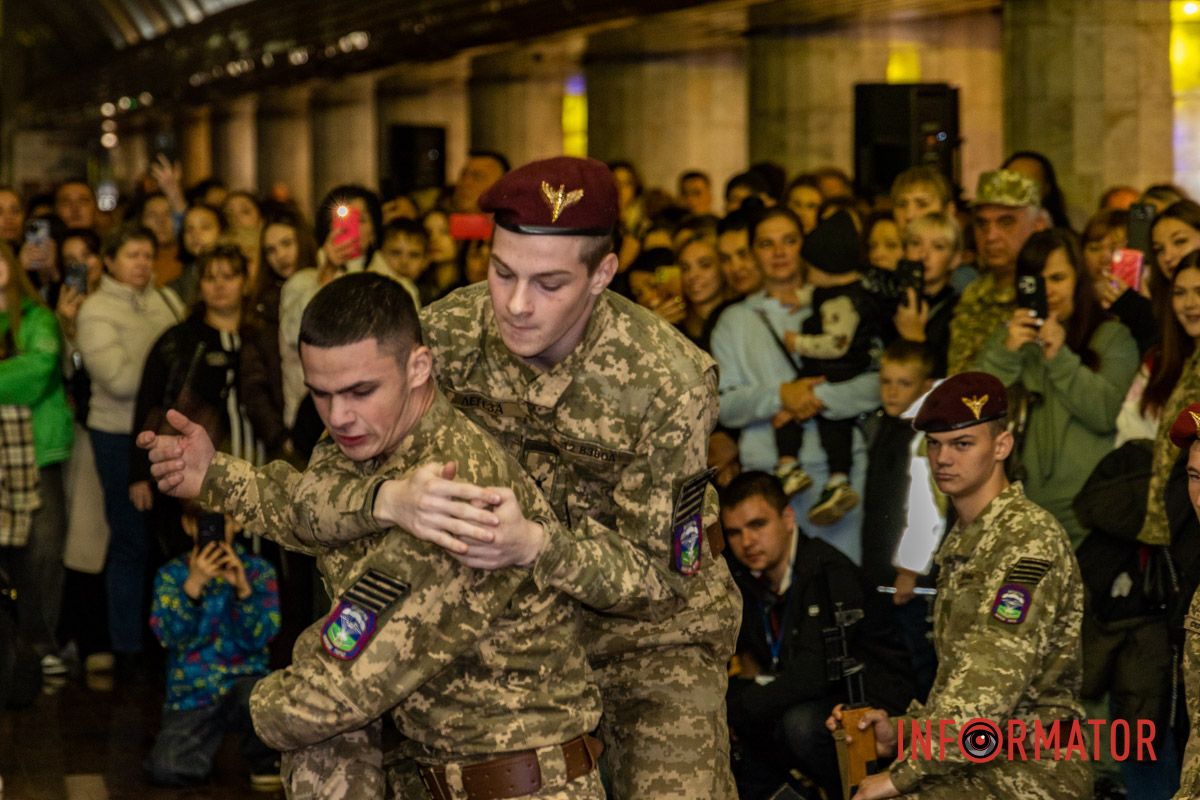 Ліцеїсти демонструють вміння Клятва ліцеїстів і показовий виступ: як у Дніпрі відзначили День захисників і захисниць на «Вокзальній» 32