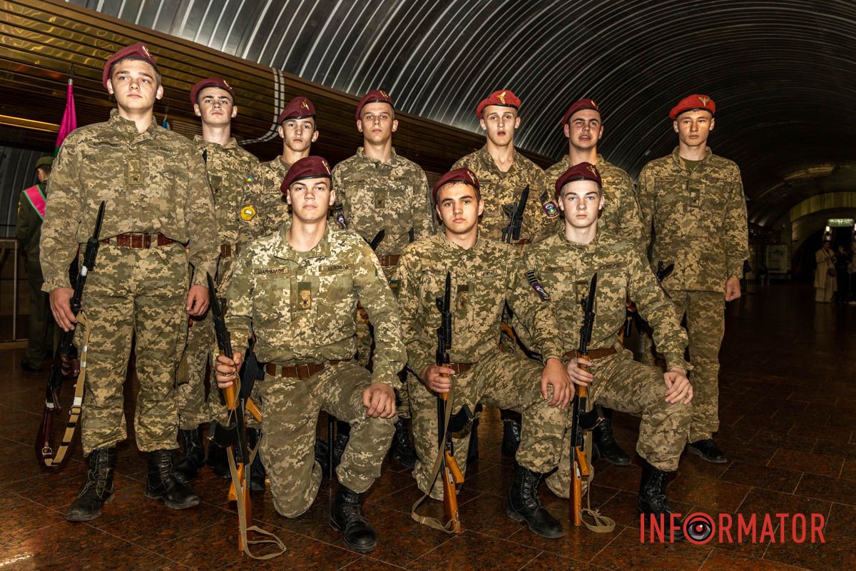 Група "Десантники! Клятва ліцеїстів і показовий виступ: як у Дніпрі відзначили День захисників і захисниць на «Вокзальній» 34
