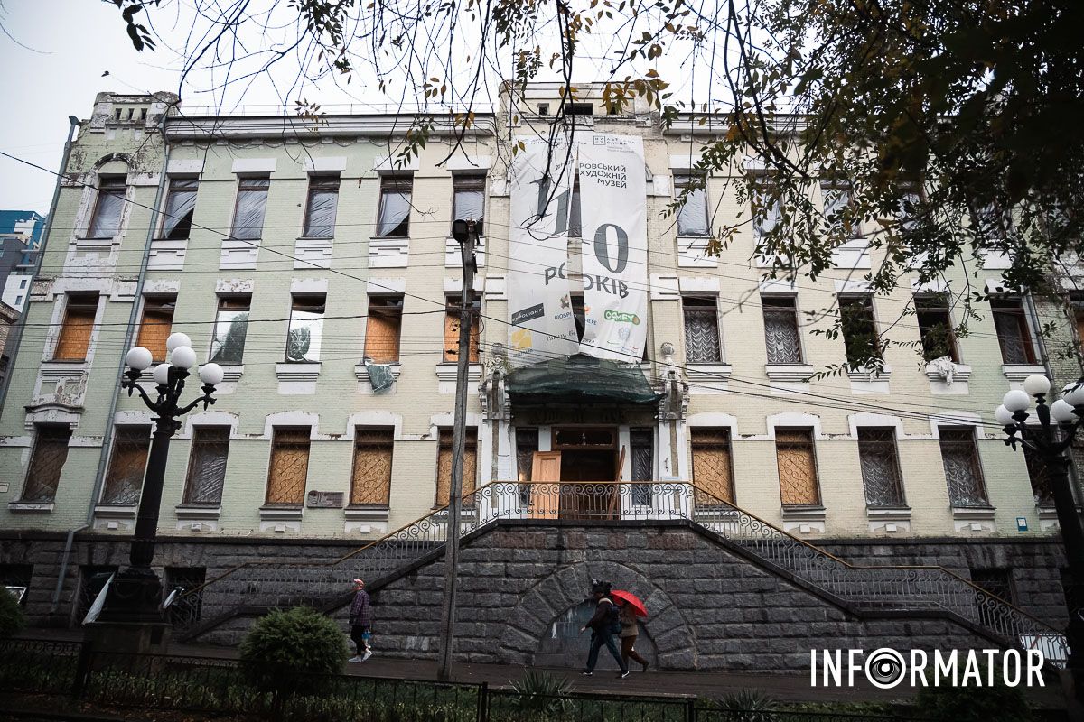 Удар пошкодив фасад, вибив двері та вікна Дніпровського художнього музею Удар пошкодив фасад, вибив двері та вікна Дніпровського художнього музею