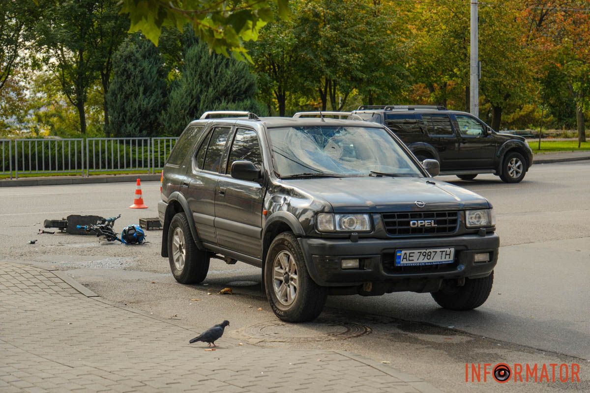 У автомобіля тріснуло лобове скло У Дніпрі на Сонячній Набережній Opel збив самокатника: потерпілого забрала «швидка» 13