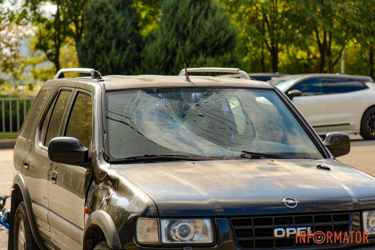 Деталей про стан постраждалого наразі немає У Дніпрі на Сонячній Набережній Opel збив самокатника: потерпілого забрала «швидка» 14