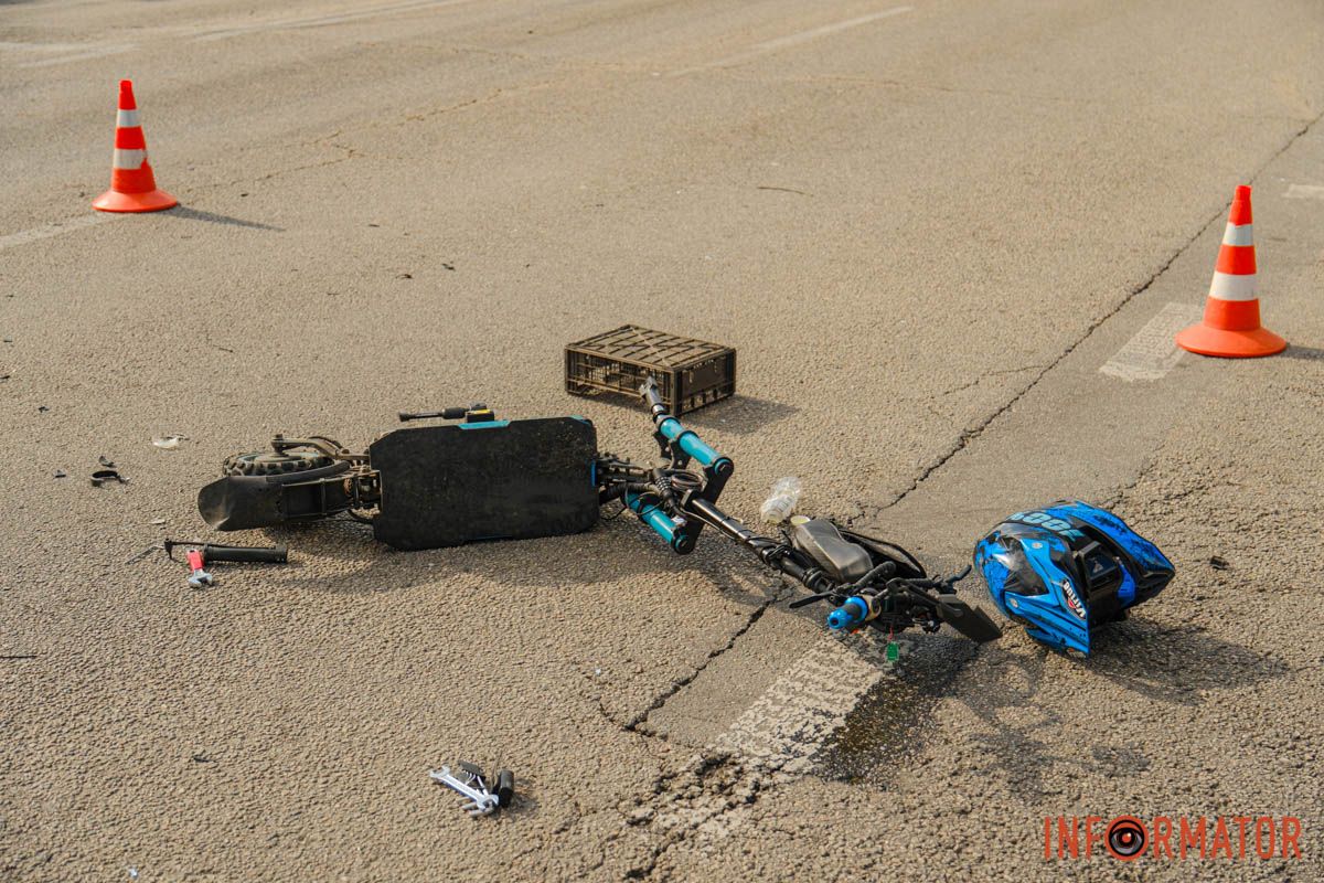 Пошкоджений самокат У Дніпрі на Сонячній Набережній Opel збив самокатника: потерпілого забрала «швидка» 15