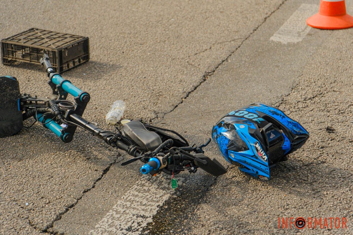 Чоловік був у шоломі У Дніпрі на Сонячній Набережній Opel збив самокатника: потерпілого забрала «швидка» 16