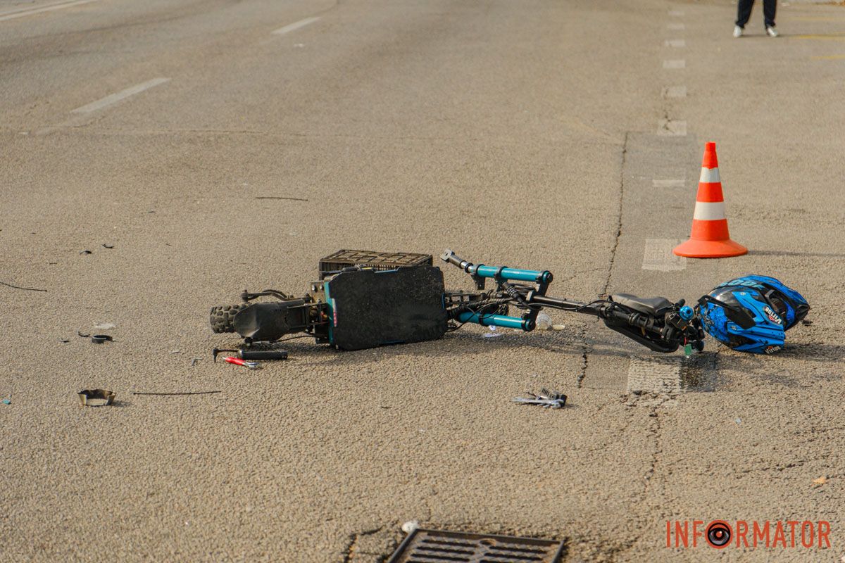 У четвер, 2 жовтня, у Дніпрі на Сонячній Набережній сталася ДТП У Дніпрі на Сонячній Набережній Opel збив самокатника: потерпілого забрала «швидка» 1