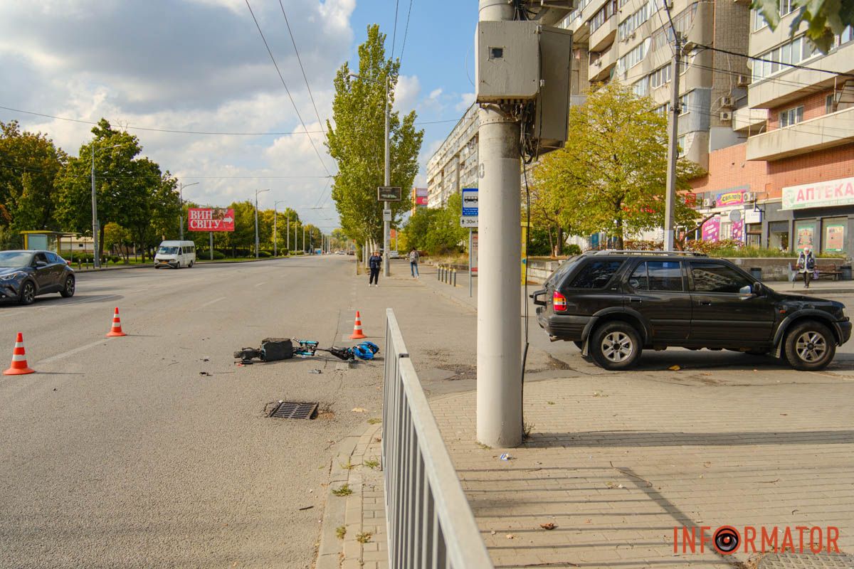 Зіткнулися автомобіль Opel та чоловік на електросамокаті У Дніпрі на Сонячній Набережній Opel збив самокатника: потерпілого забрала «швидка» 2