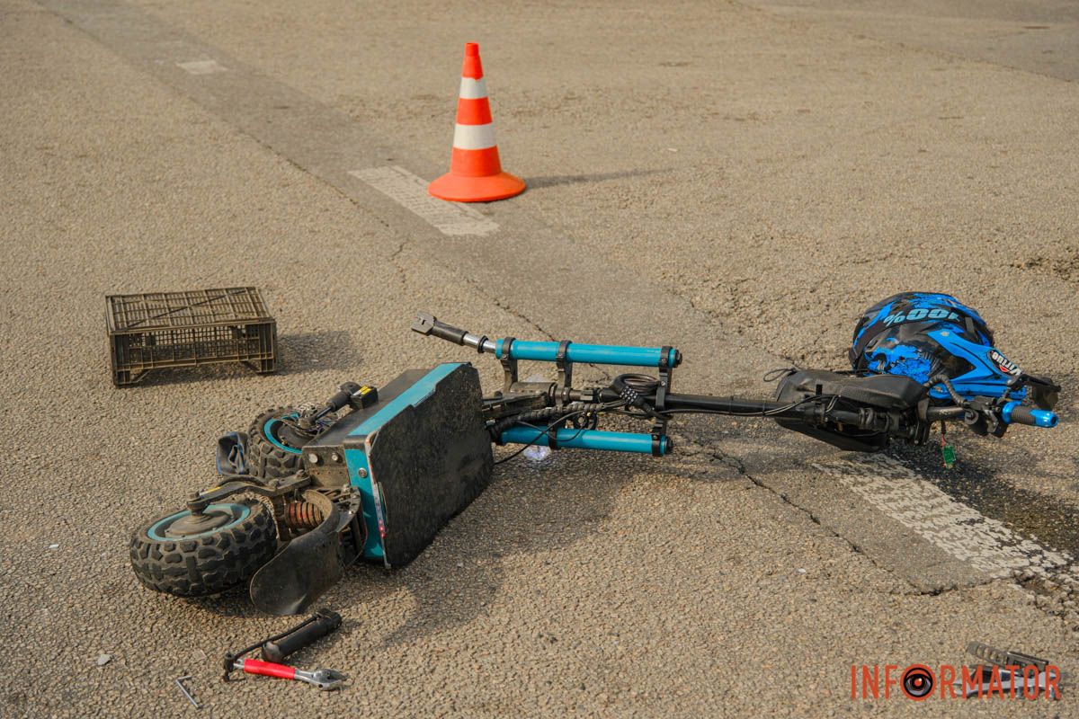 Водій двоколісного транспорту отримав травми У Дніпрі на Сонячній Набережній Opel збив самокатника: потерпілого забрала «швидка» 3